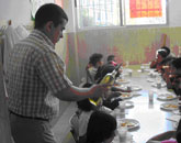 Los alumnos del colegio José Robles realizan un desayuno saludable